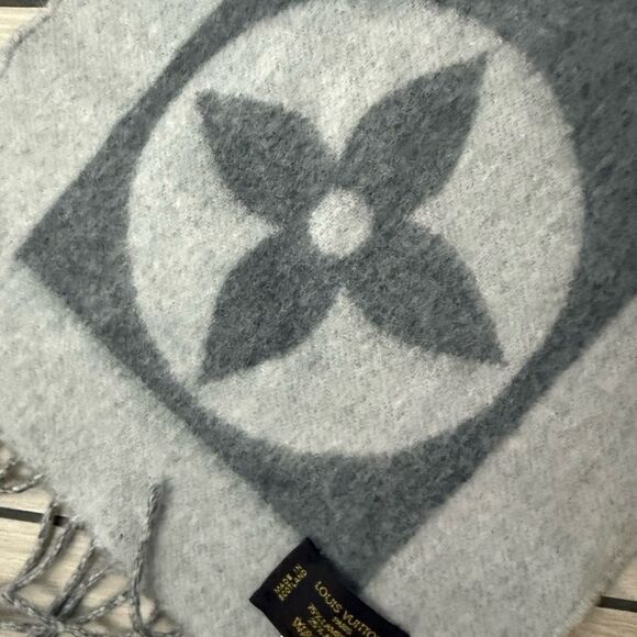 Used excellent condition LV Elegant Gray Wool Scarf - Picture 5 of 7